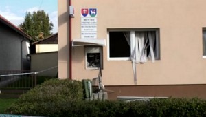 Výbuch, tlaková vlna, rozbité okná. Zlodeji vykradli bankomat