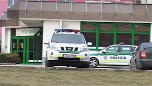 Zúfalý lupič v Rajci. V banke prosil o príchod policajtov!