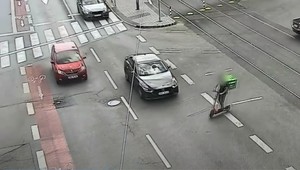 VIDEO: Nezodpovedný kuriér na kolobežke vošiel do križovatky. Jedno z áut do neho narazilo