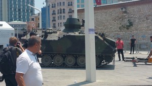 Život v Istanbule sa vracia do starých koľají, tanky striedajú oslavujúci ľudia