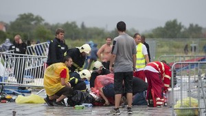 Z umelého spánku už prebúdzajú obidvoch zranených na festivale Pohoda