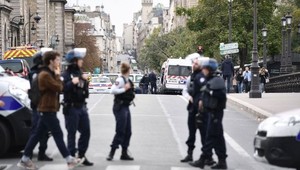 Útočník zabil na policajnej stanici minimálne štyroch policajtov. Pri útoku použil iba nôž