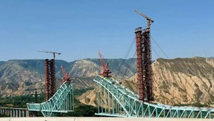 Lano sa pretrhlo počas výstavby mosta. Zahynulo sedem ľudí, ďalších deväť je nezvestných