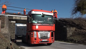 Zaseknutý kamión ochromil železničnú dopravu, most sa posunul o niekoľko centimetrov