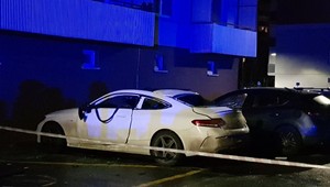 FOTO: V Seredi vybuchlo pod bytovkou luxusné auto. Explóziu počuli prakticky po celom meste