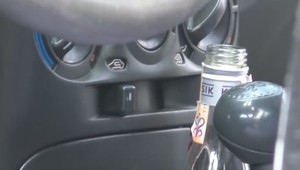 Spôsobili nehodu a ušli. Medzi prednými sedadlami auta po nich ostala len fľaša vodky