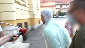 Zlodej, ktorý v rodinnom dome znásilnil tínedžerku, sa sťažuje. Nepáči sa mu väzba a tvrdí, že je nevinný