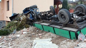 Traktorista s plne naloženou vlečkou na kopci neubrzdil. Stálo ho to život