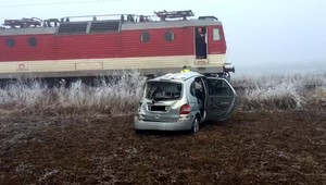 Šmyk spôsobil zrážku vlaku s osobným vozidlom