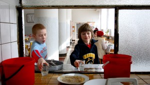 Štyria mladíci si urobili párty v materskej škole