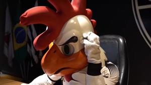 Maskot sa kochal zadkami futbalistiek. Musel sa ospravedlniť