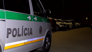 Obyvateľov sídliska zobudila silná rana. Po náraze auto odparkoval a z miesta ušiel