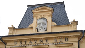 Opozícia vidí pri rušení Úradu na ochranu oznamovateľov problém. Obracia sa na Ústavný súd