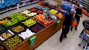 VIDEO: V obchode okradli 86-ročného dôchodcu. Pomôžte polícii dolapiť zlodejov