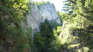 Manínsku aj Kostoleckú tiesňavu počas sanácie úplne uzavrú. Dôvodom je zosuv skál