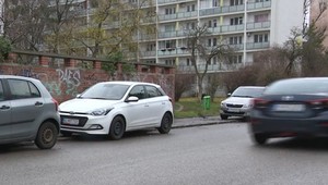 Koniec parkovaniu na chodníkoch, poslanci schválili zmenu zákona o cestnej premávke