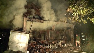 S úsmevom na tvári sa pozeral, ako mu horí dom...