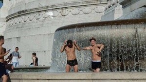 Tancovali a obnažili sa v slávnej fontáne. Polícia pátra po dvoch mladíkoch