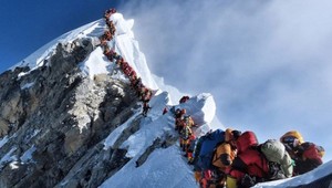 Výstup smrti: Davy vystupujúce na vrchol Mount Everest