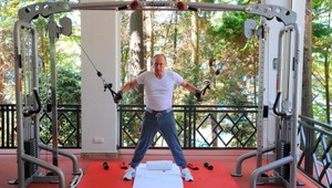 Kremeľ zverejnil fotky prezidenta Putina v posilňovni