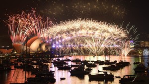 Svet privítal rok 2017, ohňostroj v Sydney pripomenul zosnulého Princa