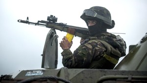 Vzdušný priestor na východe Ukrajiny uzavreli, vojenské operácie pokračujú