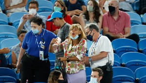 Fanúšička vulgárne nadávala Nadalovi. Museli ju vyviesť