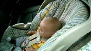 Boj o život na parkovisku. V rozpálenom zamknutom aute sedelo dieťa