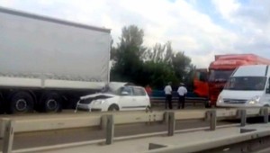 Pri zrážke kamiónov s autom zahynul vodič, tri deti sa zranili