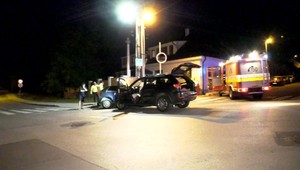 Nedal prednosť v jazde. Po silnom náraze skončili autá narazené na stĺpe