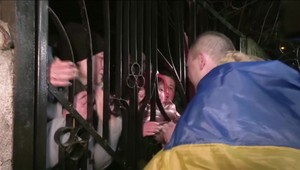 1042. deň na Ukrajine: Ukrajinskí vojnoví zajatci sa po mesiacoch zvítali so svojimi rodinami