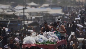 Civilná obrana hlási 31 mŕtvych po streľbe pri výdaji humanitárnej pomoci v Gaze