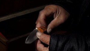 Chlapcovi, ktorý svoju mamu pichol do ramena, hrozí ročné väzenie. Skúmať budú pomery v rodine