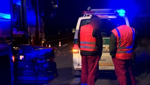 Vodič nákladného auta nevidel v tme chodca. Záchranári mladému mužovi už pomôcť nedokázali