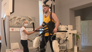 Po skoku do bazéna na istú dobu ochrnul: Martinovi pomáha robotická rehabilitácia