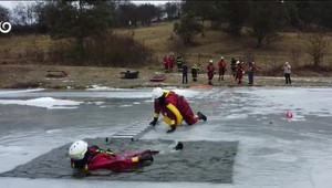 Keď sa ľad prelomí, rozhodujú sekundy. Hasiči nacvičovali záchranu topiaceho na jazere