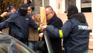 NAKA zasahovala v budove Tiposu na bratislavskej Kolibe. Šéfa Barcziho vyviedli v putách