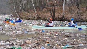 Vodáci plánovali člnkovanie na vodnej nádrži, skončilo to plavbou v mori odpadkov