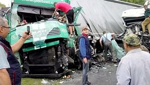 Zrážka kamiónov. Vodič mal kapotu zatlačenú na hrudník