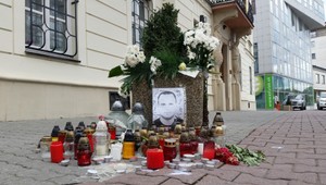 Na miesto, kde bol nožom zavraždený Branislav (37), prišli jeho kamaráti