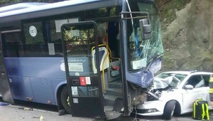 Vážna dopravná nehoda pod Strečnom: Haváriu autobusu s vozidlami neprežila žena