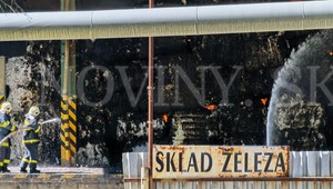 VIDEO: Desiatky hasičov zasahujú pri požiari papiera v Harmanci