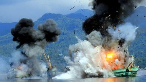 Tvrdý trest za pytliactvo. Indonézia vyhadzuje lode do vzduchu