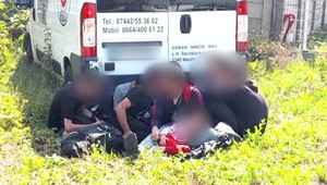 Cestná kontrola, ktorá sa zmenila na drámu: Vodič dodávky sa dal na útek, tlačilo sa v nej 28 migrantov