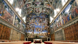 Pápež v Sixtínskej kaplnke privítal bezdomovcov, naservíroval im večeru