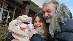 Hůlka si odniesol domov z pôrodnice dcérku