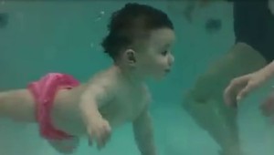 Úžasne video: Dojčatá plávajú vo vode a cítia sa v nej skvelo!