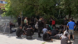 Migračný nápor vo Veľkom Krtíši: Dobrovoľníci pomáhajú s tlmočením a ošetrovaním