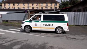 Pod kolesami auta skončilo osemročné dievča, po náraze zostalo v bezvedomí