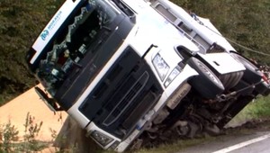 25-tonový náklad skončil v jarku. Na vine je únava